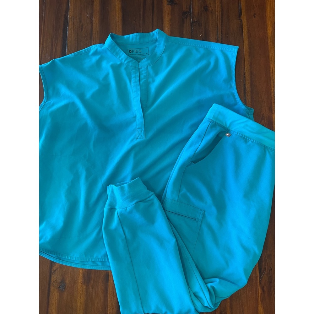 FIGS Rafaela mandarin scrub top with jogger bottoms. Teal. Both size XL
